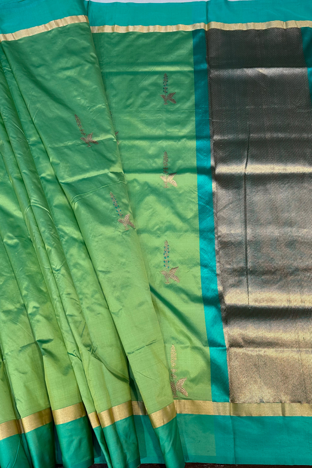 Handwoven shot green pure silk saree